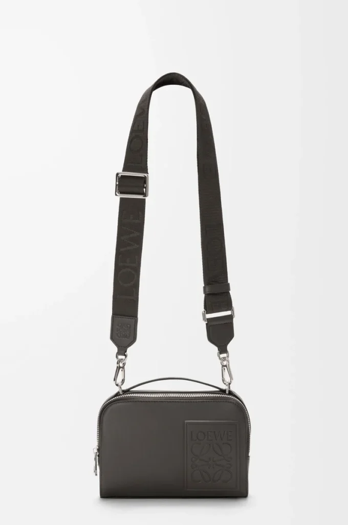 Mini bolso bandolera para cámara en piel de becerro satinada gris oscuro Mini bolso bandolera para cámara en piel de becerro satinada gris oscuro
