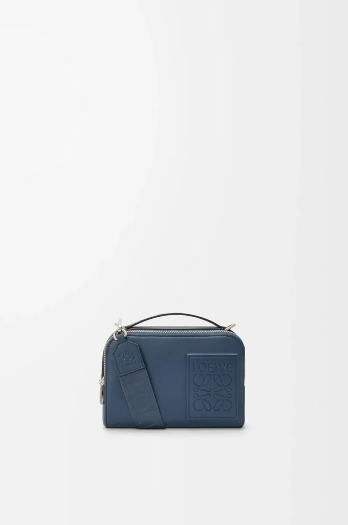Mini bolso bandolera para cámara en piel de becerro satinada teñida en índigo Mini bolso bandolera para cámara en piel de becerro satinada teñida en índigo