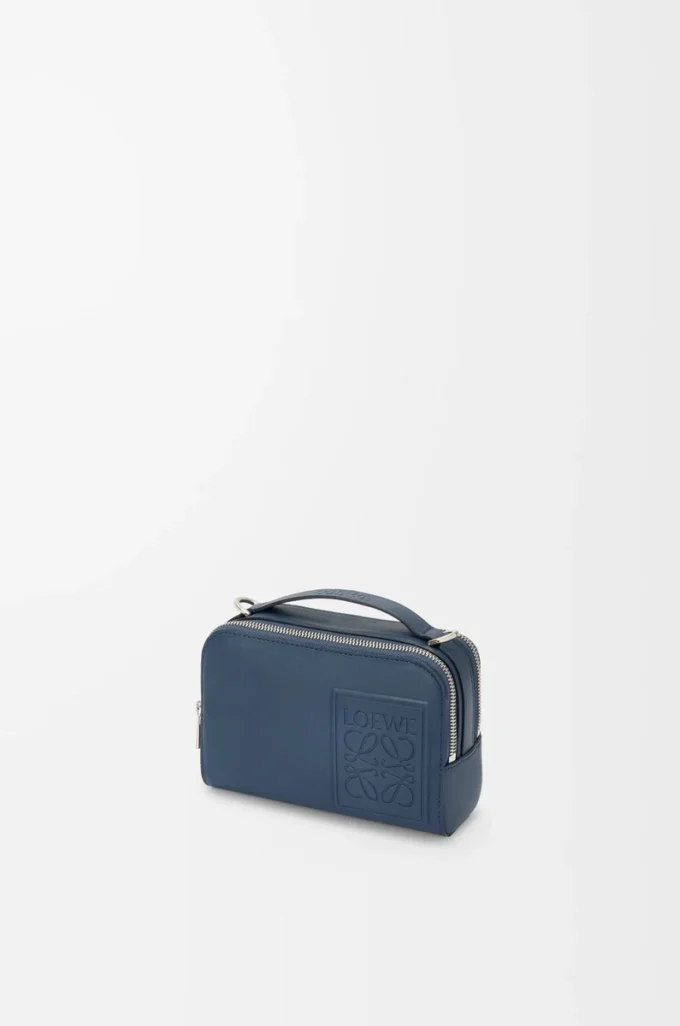 Mini bolso bandolera para cámara en piel de becerro satinada teñida en índigo Mini bolso bandolera para cámara en piel de becerro satinada teñida en índigo