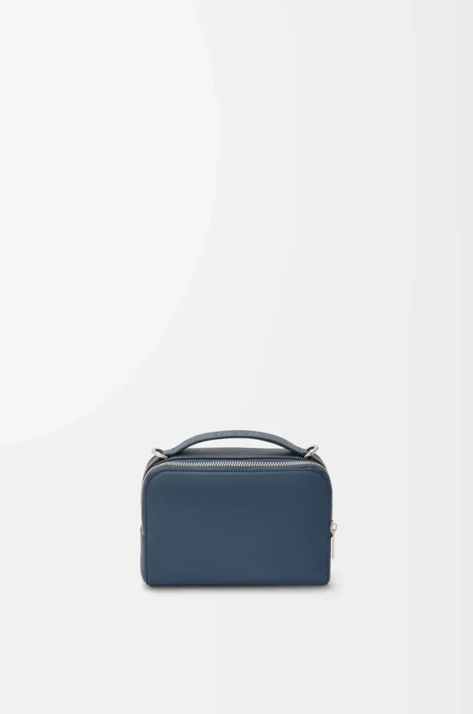 Mini bolso bandolera para cámara en piel de becerro satinada teñida en índigo Mini bolso bandolera para cámara en piel de becerro satinada teñida en índigo