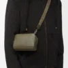 Mini bolso bandolera para cámara en piel de becerro satinada Verde caqui Mini bolso bandolera para cámara en piel de becerro satinada Verde caqui