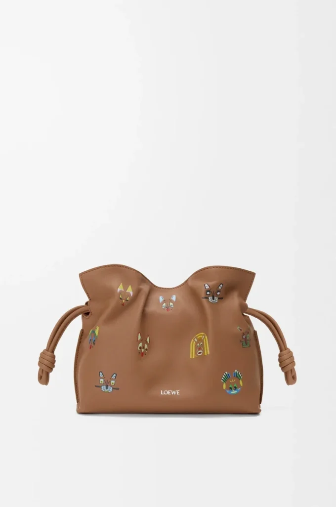 Mini bolso de mano Flamenco Cats en piel de becerro napa Mocha Mini bolso de mano Flamenco Cats en piel de becerro napa Mocha
