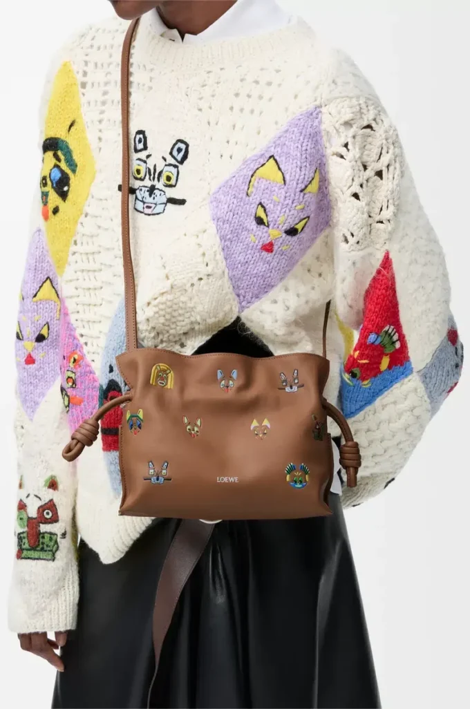 Mini bolso de mano Flamenco Cats en piel de becerro napa Mocha Mini bolso de mano Flamenco Cats en piel de becerro napa Mocha