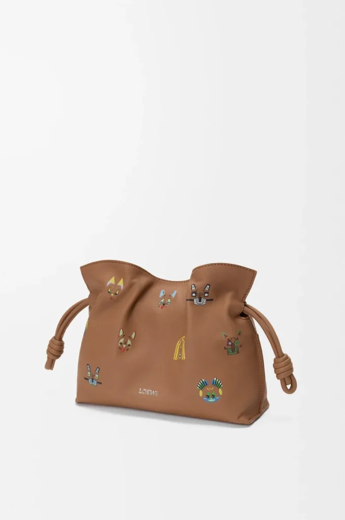 Mini bolso de mano Flamenco Cats en piel de becerro napa Mocha Mini bolso de mano Flamenco Cats en piel de becerro napa Mocha