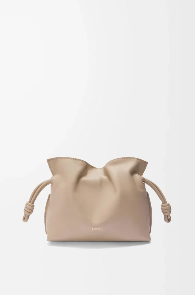 Mini bolso de mano Flamenco en piel de becerro napa arena Mini bolso de mano Flamenco en piel de becerro napa arena
