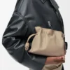 Mini bolso de mano Flamenco en piel de becerro napa arena Mini bolso de mano Flamenco en piel de becerro napa arena