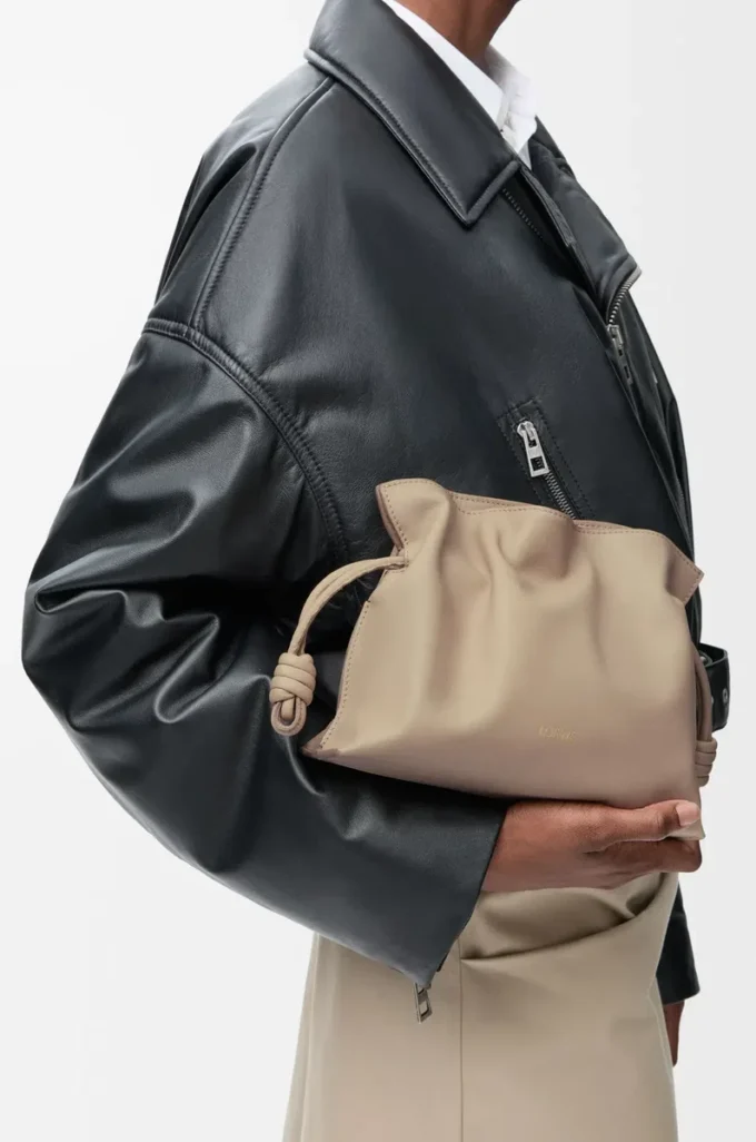Mini bolso de mano Flamenco en piel de becerro napa arena Mini bolso de mano Flamenco en piel de becerro napa arena