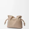 Mini bolso de mano Flamenco en piel de becerro napa arena Mini bolso de mano Flamenco en piel de becerro napa arena
