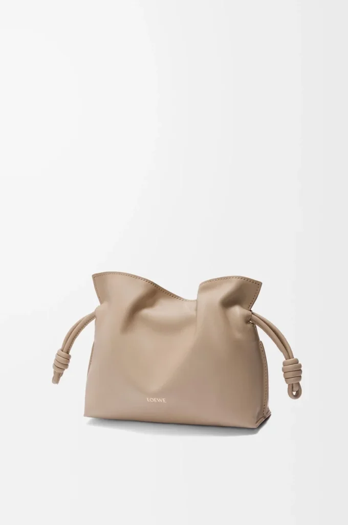 Mini bolso de mano Flamenco en piel de becerro napa arena Mini bolso de mano Flamenco en piel de becerro napa arena