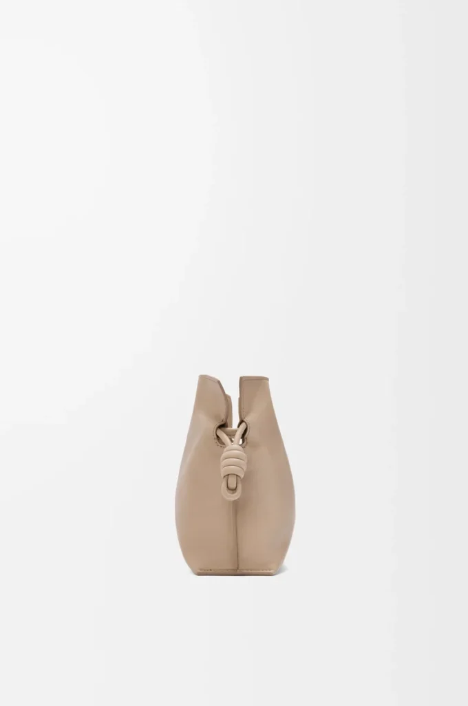 Mini bolso de mano Flamenco en piel de becerro napa arena Mini bolso de mano Flamenco en piel de becerro napa arena