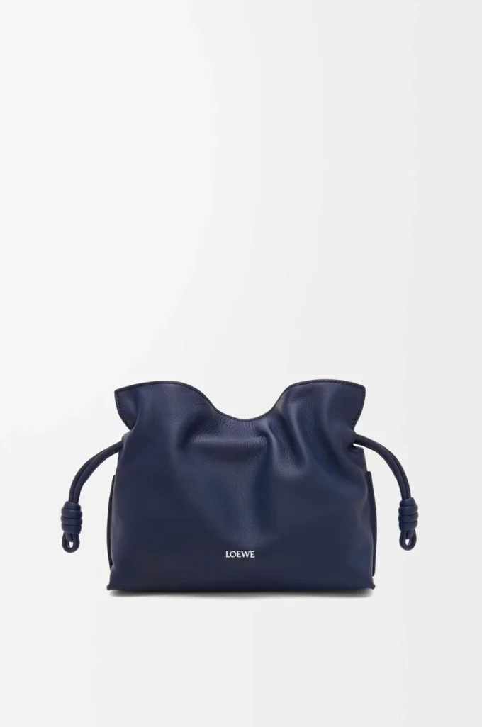 Mini bolso de mano Flamenco en piel de becerro napa azul abismo Mini bolso de mano Flamenco en piel de becerro napa azul abismo