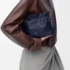 Mini bolso de mano Flamenco en piel de becerro napa azul abismo Mini bolso de mano Flamenco en piel de becerro napa azul abismo