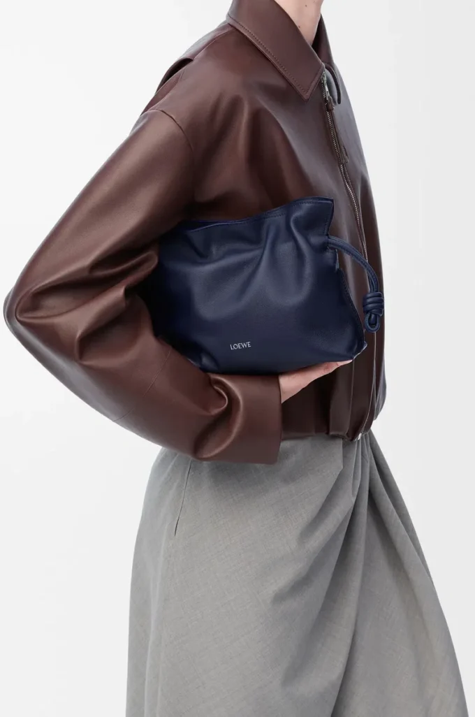 Mini bolso de mano Flamenco en piel de becerro napa azul abismo Mini bolso de mano Flamenco en piel de becerro napa azul abismo