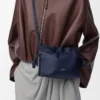 Mini bolso de mano Flamenco en piel de becerro napa azul abismo Mini bolso de mano Flamenco en piel de becerro napa azul abismo