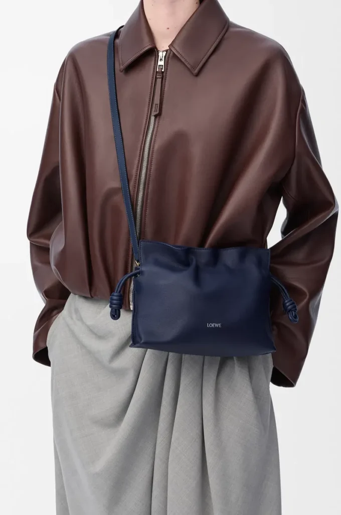 Mini bolso de mano Flamenco en piel de becerro napa azul abismo Mini bolso de mano Flamenco en piel de becerro napa azul abismo