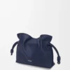 Mini bolso de mano Flamenco en piel de becerro napa azul abismo Mini bolso de mano Flamenco en piel de becerro napa azul abismo