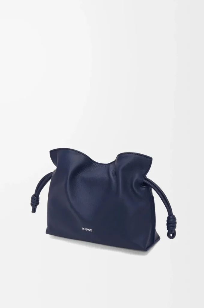 Mini bolso de mano Flamenco en piel de becerro napa azul abismo Mini bolso de mano Flamenco en piel de becerro napa azul abismo