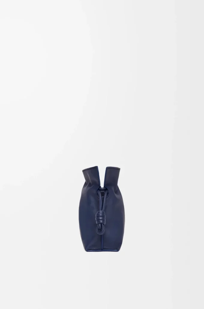 Mini bolso de mano Flamenco en piel de becerro napa azul abismo Mini bolso de mano Flamenco en piel de becerro napa azul abismo