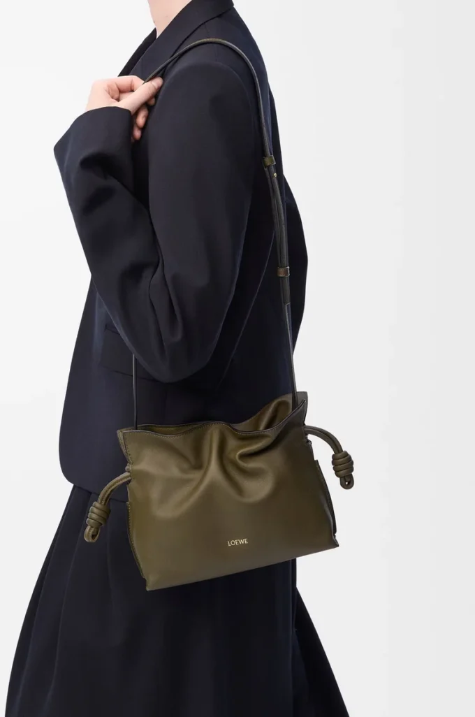 Mini bolso de mano Flamenco en piel de becerro napa Dark Khaki Mini bolso de mano Flamenco en piel de becerro napa Dark Khaki