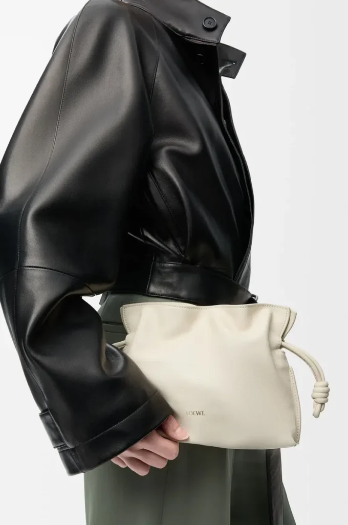 Mini bolso de mano Flamenco en piel de becerro napa Sea Salt Mini bolso de mano Flamenco en piel de becerro napa Sea Salt