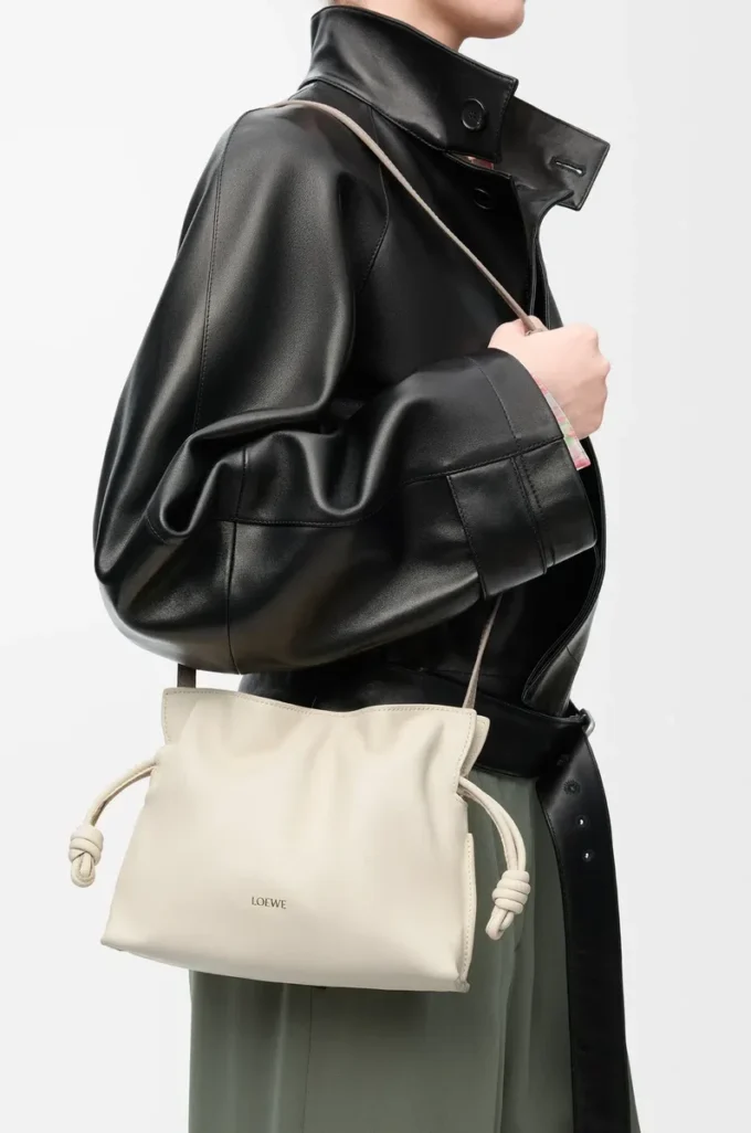 Mini bolso de mano Flamenco en piel de becerro napa Sea Salt Mini bolso de mano Flamenco en piel de becerro napa Sea Salt