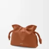 Mini bolso de mano Flamenco en piel de becerro napa Squirrel Mini bolso de mano Flamenco en piel de becerro napa Squirrel