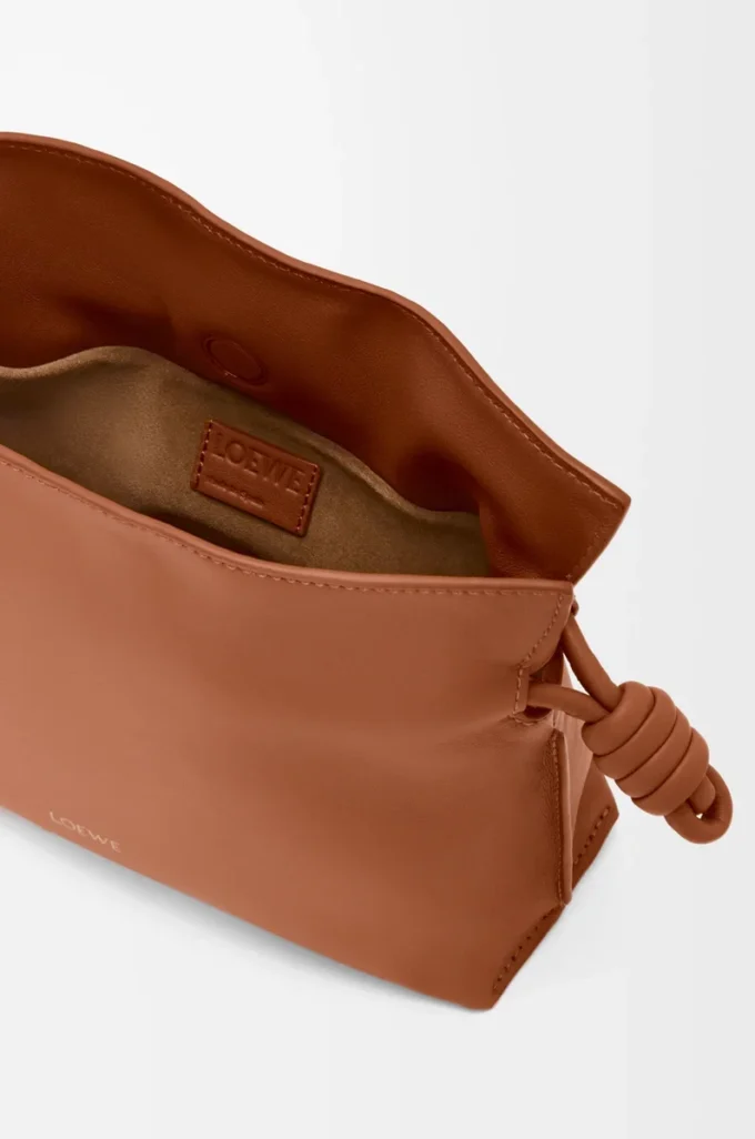Mini bolso de mano Flamenco en piel de becerro napa Squirrel Mini bolso de mano Flamenco en piel de becerro napa Squirrel