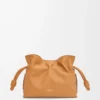 Mini bolso de mano Flamenco en piel de becerro napa Warm Desert Mini bolso de mano Flamenco en piel de becerro napa Warm Desert