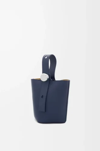 Mini bolso tipo cubo Pebble en piel de becerro lisa azul abismo