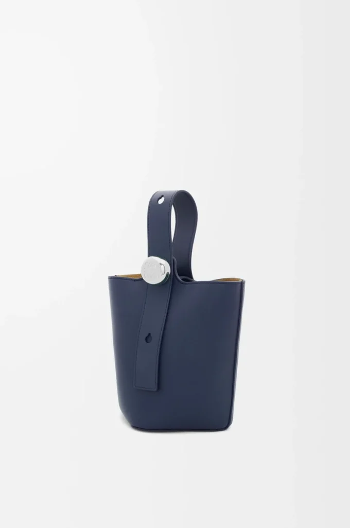 Mini bolso tipo cubo Pebble en piel de becerro lisa azul abismo Mini bolso tipo cubo Pebble en piel de becerro lisa azul abismo