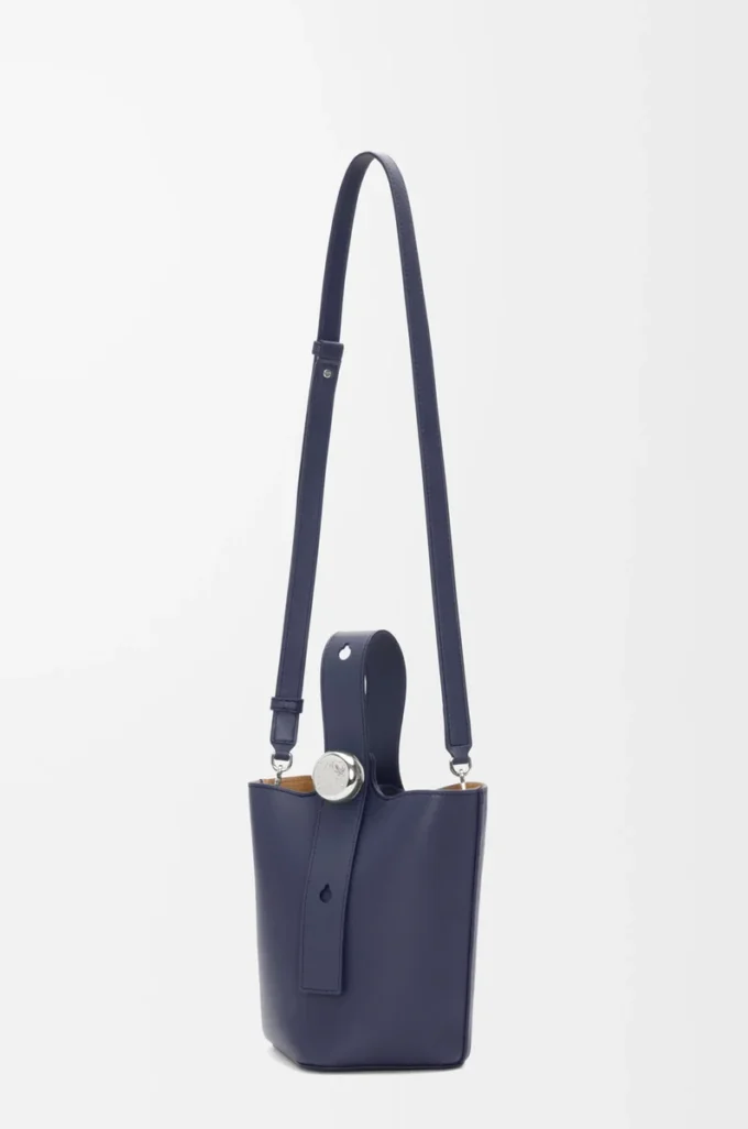 Mini bolso tipo cubo Pebble en piel de becerro lisa azul abismo Mini bolso tipo cubo Pebble en piel de becerro lisa azul abismo