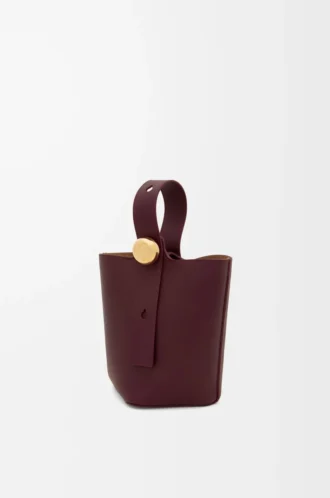 Mini bolso tipo cubo Pebble en piel de becerro lisa Dark Burgundy