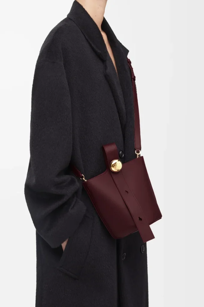 Mini bolso tipo cubo Pebble en piel de becerro lisa Dark Burgundy Mini bolso tipo cubo Pebble en piel de becerro lisa Dark Burgundy