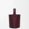 Mini bolso tipo cubo Pebble en piel de becerro lisa Dark Burgundy Mini bolso tipo cubo Pebble en piel de becerro lisa Dark Burgundy