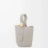 Mini bolso tipo cubo Pebble en piel de becerro lisa Shell Grey Mini bolso tipo cubo Pebble en piel de becerro lisa Shell Grey
