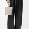 Mini bolso tipo cubo Pebble en piel de becerro lisa Shell Grey Mini bolso tipo cubo Pebble en piel de becerro lisa Shell Grey