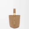 Mini Pebble bucket en suave piel de becerro granulada Latte Mini Pebble bucket en suave piel de becerro granulada Latte