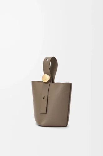 Mini Pebble de piel de becerro granulada suave Taupe