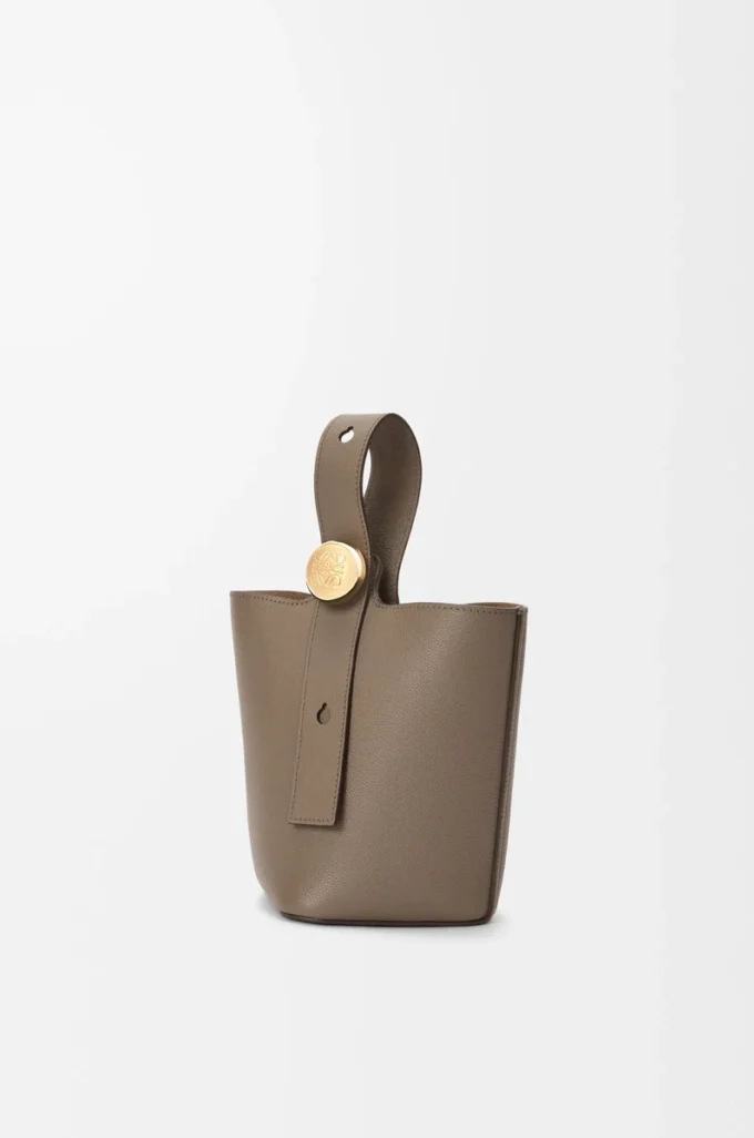 Mini Pebble de piel de becerro granulada suave Taupe