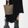 Mini Pebble de piel de becerro granulada suave Taupe