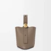Mini Pebble de piel de becerro granulada suave Taupe