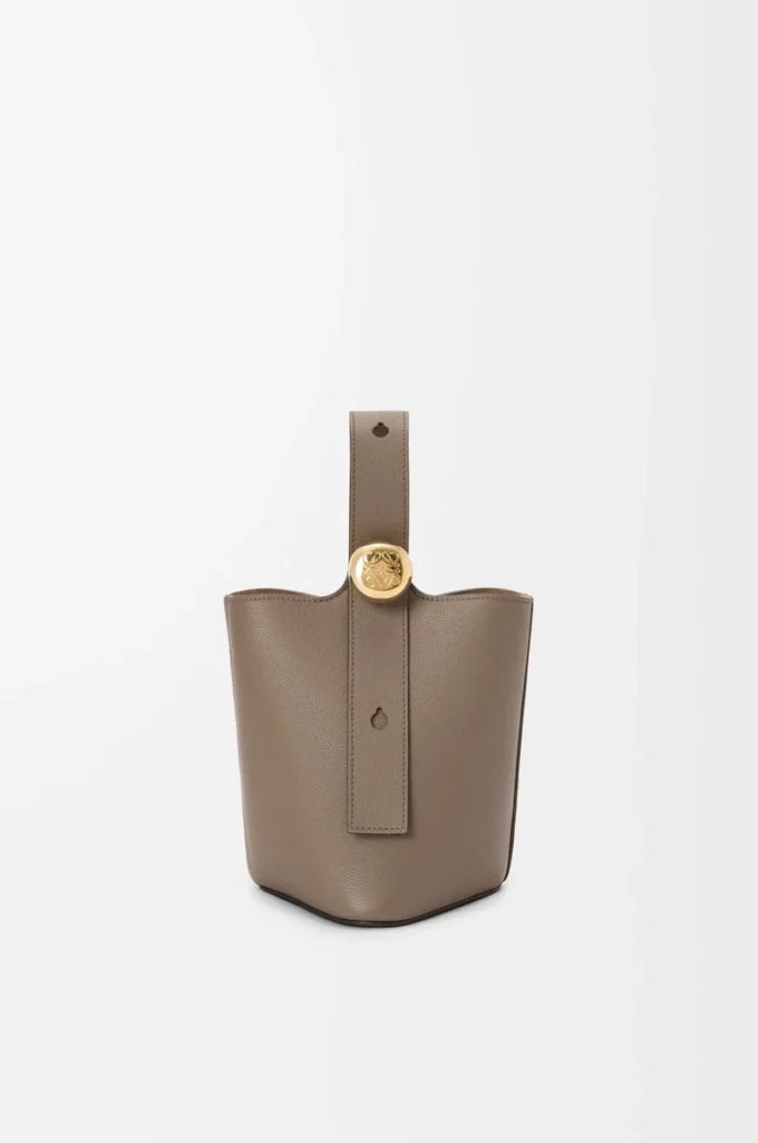 Mini Pebble de piel de becerro granulada suave Taupe
