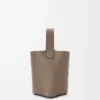 Mini Pebble de piel de becerro granulada suave Taupe