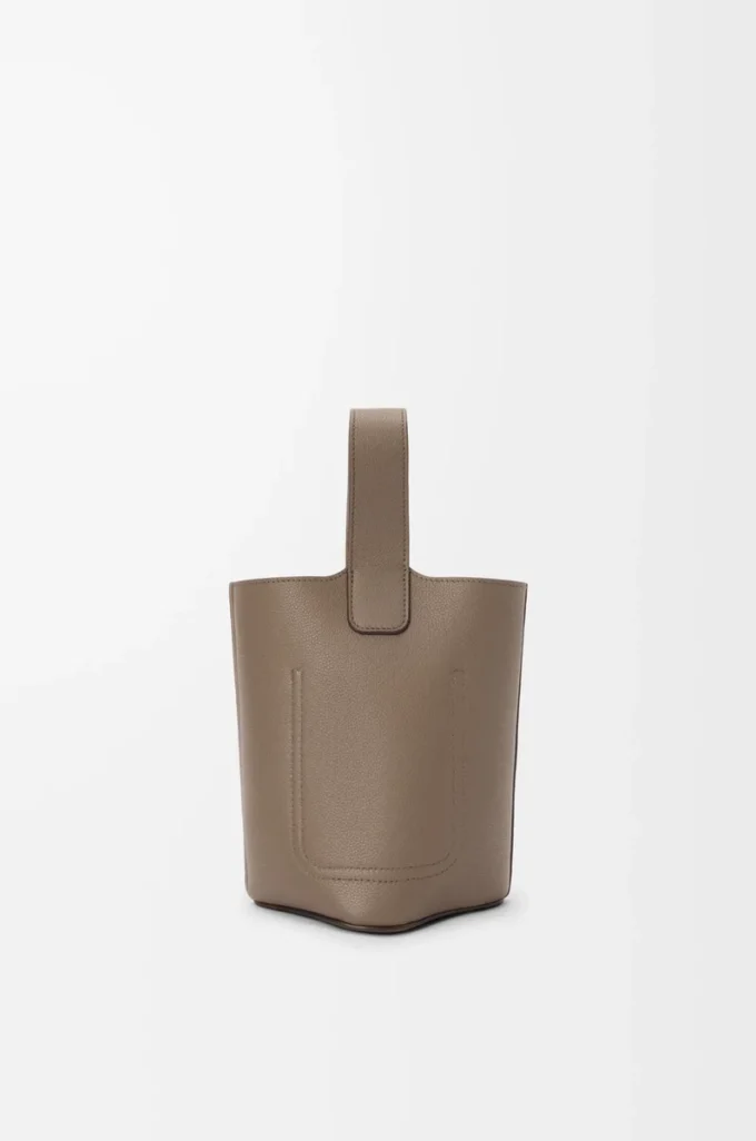 Mini Pebble de piel de becerro granulada suave Taupe