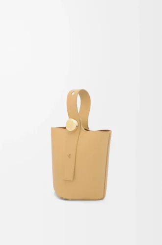 Mini Pebble de piel de becerro lisa Dark Butter