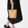 Mini Pebble de piel de becerro lisa Dark Butter
