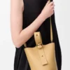 Mini Pebble de piel de becerro lisa Dark Butter
