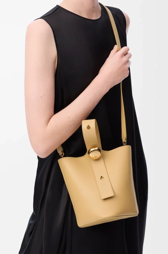 Mini Pebble de piel de becerro lisa Dark Butter