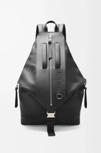 Mochila convertible en piel de becerro clásica. Color negro.