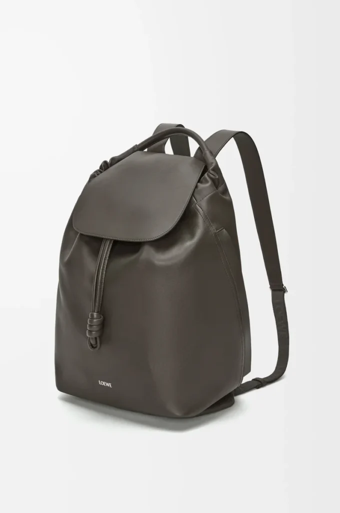 Mochila Flamenco en piel de becerro flexible y brillante Gris oscuro Mochila Flamenco en piel de becerro flexible y brillante Gris oscuro